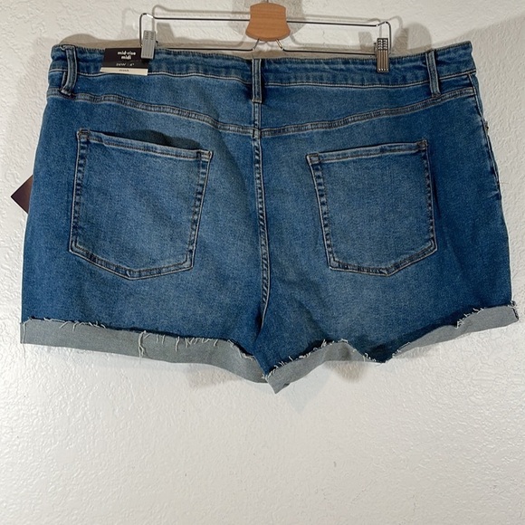 Ava & Viv Blue Mid Rise Cuffed Midi Denim Shorts Plus Size 26W Button Front NEW - Picture 3 of 10